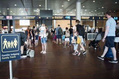 Fredag bliver årets hidtil travleste dag i Københavns Lufthavn, hvor der hele sommeren forventes meget trafik. (arkivfoto)