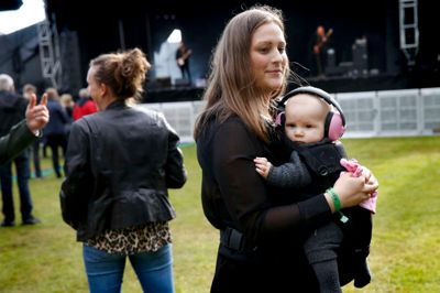 Ikast Musikliv åbner med Paperplane factory og der var opbakning fra bandets familie. Her er det Sabina Lysgaard med pigen Liva, der er henholdsvis kæreste og barn til et af bandmedlemerne.
Foto: Flemming Hansen