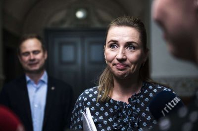 Mette Frederiksen møder pressen foran Landstingsalen, inden lørdagens forhandlinger.