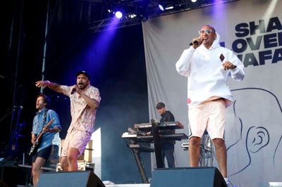 Ikast Musikliv vågner for alvor da Shaka Loveless og Wafande indtager scenen og lokker publikum tættere på, alt imens køen ved indgangen vokser og det lune aftenvejr får stemningen i top.
Foto: Flemming Hansen