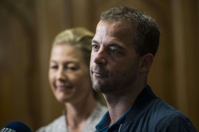 Morten Østergaard og Sofie Carsten Nielsen fra De Radikale møder pressen under dagens forhandlinger om at danne regering.
