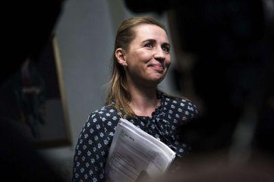 S-formand og kongelig undersøger Mette Frederiksen møder pressen foran Landstingsalen under lørdagens forhandlinger.