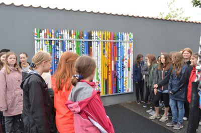 Børn fra 6.årgang på Bording Skole er blevet kunstnere og står bag byens nye værk. ?Foto: Laila Kempel