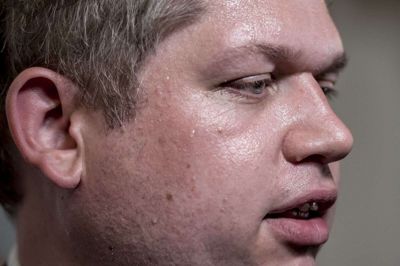 Rasmus Paludan, der her ses på valgaftenen 5. juni, har været under massiv politibeskyttelse under hans demonstrationer på blandt andet Nørrebro i København.