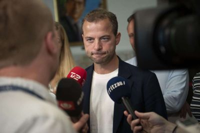 Morten Østergaard forlader forhandlingerne med Den kongelige undersøger, Socialdemokratiets formand Mette Frederiksen. Ifølge Ekstra Bladet irriteret Radikale Venstre de andre partier i rød blok med skarpe krav.