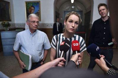 Enhedslistens forhandlere Rune Lund, Jakob Sølvhøj og Pernille Skipper på vej til regeringsforhandlinger med Socialdemokratiet på Christiansborg.