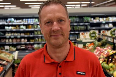 Søren Brøndum Christensen står i grøntafdelingen i Løvbjerg i Ikast, der er en af de afdelinger, som har fået et løft. Foto: Jacob Hove