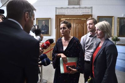 SF-formand Pia Olsen Dyhr, gruppeformand Jacob Mark og næstformand Lise Müller forlader onsdagens regeringsforhandlinger med Socialdemokratiet på Christiansborg.