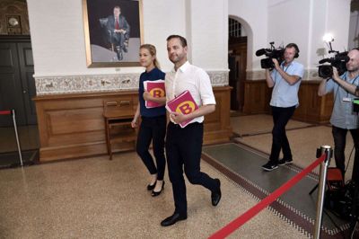 R-leder Morten Østergaard til forhandlinger tidligere onsdag. De Radikale ønsker vished for økonomien i den grønne omstilling - og klarhed over andre punkter i forhandlingerne, som eksempelvis udlændingepolitikken, før man nikker ja til resultater i forhandlingerne.