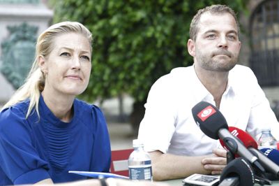 Det Radikale Venstres Morten Østergaard og Sofie Carsten Nielsen under et pressemøde om regeringsforhandlingerne, i Bibliotekshaven på Christiansborg onsdag aften.