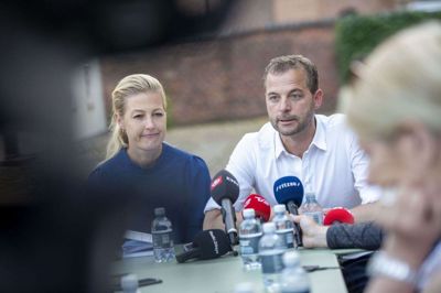 Efter et større drama onsdag i regeringsforhandlingerne stillede Radikale Venstres politiske leder Morten Østergaard onsdag op til pressemøde. Det skete efter, at partiet valgte ikke at komme til forhandlinger onsdag aften med de andre røde støttepartier. De valgte at præsentere en enighed om, at binde sig til en reduktion af udledningen af drivhusgasser på 70 procent.