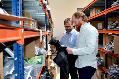 Ocean Textile Groups eksportchef Per Nielsen og direktør Henrik Bernth på lageret, hvor den nye produktlinje Pure Ocean har fået sine egne hylder. ?Foto: Laila Kempel