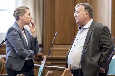 S-formand Mette Frederiksen fik sig en længere snak med Venstre-veteranen Claus Hjort Frederiksen i Folketingssalen torsdag. Måske om de igangværende regeringsforhandlinger i rød blok.