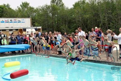 Friluftsbadet genåbnede i 2013. Byrådsmedlem Frank H. Sørensen klippede snoren - og børnene kastede sig i vandet.