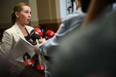 Socialdemokratiet har efterhånden forhandlet i mere end to uger med Enhedslisten, SF og De Radikale om at danne et ny regering med Mette Frederiksen (S) som statsminister. Lørdag eftermiddag fortsætter forhandlingerne, og S-formanden ankommer her til Landstingssalen på Christiansborg.