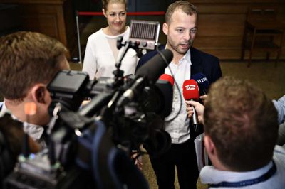 Morten Østergaard og Sofie Carsten Nielsen fra De Radikale ankommer til regeringsforhandlinger i Landstingssalen på Christiansborg lørdag eftermiddag. Socialdemokratiet, SF, Enhedslisten og Radikale Venstre har efterhånden forhandlet i to uger.