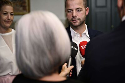 Morten Østergaard og Sofie Carsten Nielsen fra Radikale forlader dagens regeringsforhandlinger i Landstingssalen på Christiansborg lørdag.