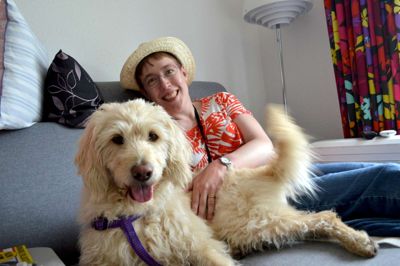 Karina Maria Søndergaard ser frem til torsdag eftermiddag. Her får hun nemlig besøg af sin nye pelsede hjerteveninde Sille, der vises rundt på Marienlund eller får en tur i haven. Og så forkæles den godt og grundig med godbidder i lejligheden, hvor den også er mere end velkommen i sofaen. ?Foto: Laila Kempel