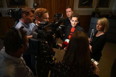 De tre partier, der peger på Mette Frederiksen, forlod søndag forhandlingerne uden nybrud. De er alle klar til at forhandle videre mandag.