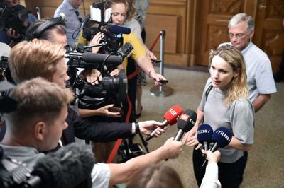 Pernille Skipper, Enhedslisten, taler med pressen ved ankomsten til regeringsforhandlinger i Landstingssalen på Christiansborg mandag.