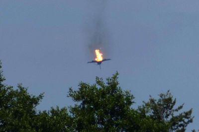 En brændende fly af typen Eurofighter ses på himlen over byen Malchow i det nordøstlige Tyskland mandag. En af piloterne i de to kampfly, der kolliderede, mistede livet. Årsagen til ulykken er endnu ukendt.
