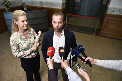 Morten Østergaard og Sofie Carsten Nielsen fra De Radikale forlader regeringsforhandlinger i Landstingssalen på Christiansborg. Forhandlingerne fortsætter dog mandag aften med alle fire partier.