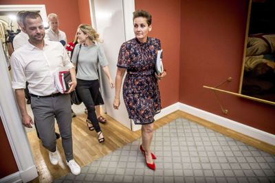 Pernille Skipper fra Enhedslisten (mf), Pia Olsen Dyhr (th) fra Socialistisk Folkeparti og Morten Østergaard (tv) fra de Radikale Venstre forlader regeringsforhandlinger på Mette Frederiksens kontor på Christiansborg sent mandag aften.