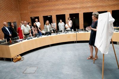 Kunstner Anne Koldsø holdt tale inden værket blev afsløret. Foto: Flemming Hansen