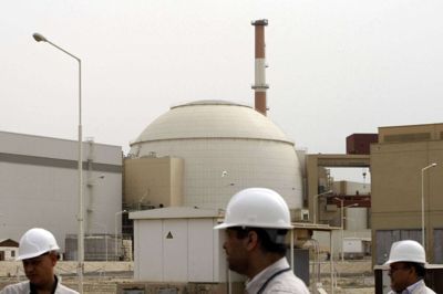 Arkivfoto fra det iranske atomkraftværk Buskehr, der ligger 1200 kilometer syd for Teheran. Iran vil fremover fravige flere forpligtelser i forbindelse med atomaftalen fra 2015 med verdens stormagter.