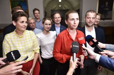 S-formand Mette Frederiksen i rød skjorte kunne sammen med Pia Olsen Dyhr (SF), Pernille Skipper (EL) og Morten Østergaard (R) sent tirsdag fortælle, at rød blok er enig med