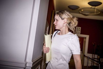 Pernille Skipper (EL) forlader tirsdag Mette Frederiksens kontor for at holde lille pause på Christiansborg. Senere på aftenen kunne Enhedslisten, Radikale Venstre, SF og Socialdemokratiet trykke hånd på en regeringsaftale.