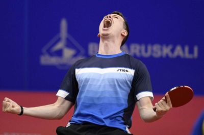 Jonathan Groth jubler, efter finalepladsen er sikret i Minsk med en sejr på 4-0 i sæt.