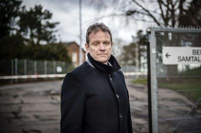 Borgmester i Hørsholm Kommune Morten Slotved (K) under et tidligere besøg på Udrejsecenter Sjælsmark. Borgmesteren er glad for, at børnefamilierne på centret nu har fået landspolitikernes ord for, at de kan forlade centret. (Arkivfoto)