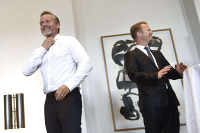 Anders Samuelsen smed slips og jakke, inden han holdt sin tale.