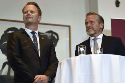 Danmarks nye udenrigsminister, Jeppe Kofod (S), og den tidligere udenrigsminister, Anders Samuelsen, hilste på hinanden ved torsdagens ministeroverdragelse.
