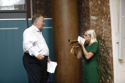 Claus Hjort Frederiksen overdrog embeddet til landets nye forsvarsminister, Trine Bramsen, i Forsvarsministeriet i København. I gave fra sin forgænger fik Bramsen et signalhorn, som hun trods flere forsøg havde svært ved at få lyd ud af.