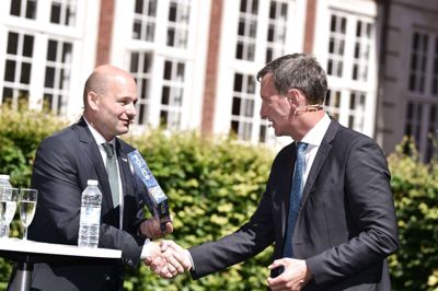 Søren Pape Poulsen overdrager til justitsminister Nick Hækkerup i Justitsministeriet i København.