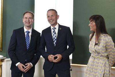 Venstres Kristian Jensen og Sophie Løhde kunne torsdag overdrage Finansministeriet til den nye S-finansminister, Nicolai Wammen (tv.).