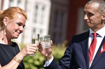Inger Støjberg overdrager til udlændinge- og integrationsminister Mattias Tesfaye i Udlændinge- og Integrationsministeriet i København.