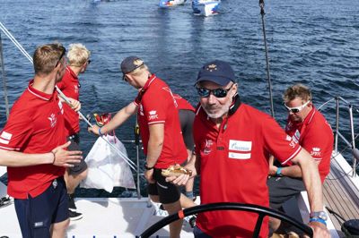 Peter Warrer (i forgrunden) og hans besætning vandt fredag første etape af Nord Stream Race fra Kiel mod København. På anden etape mod Stockholm føler danskerne sig snydt.