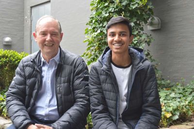 Poul Erik Lund og Kajanen Satchithanatham har begge haft nydt godt af Talentspejdernes koncept. Poul Erik Lund har som frivillig mentor følt glæden ved at skubbe nogen i den rigtige retning, mens Kajanen Satchithanatham fik styr på, hvad han kunne og ville med sit liv. Foto: Laila Kempel