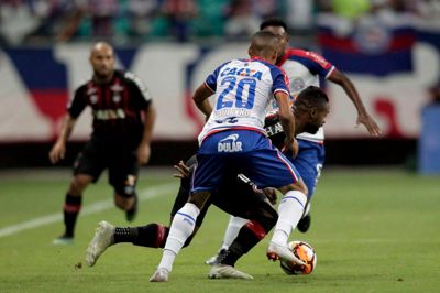 Paulinho (med ryggen til) skifter fra EC Bahia til FC Midtjylland på en femårig kontrakt. De danske vicemestre betaler i omegnen af seks millioner kroner for brasilianeren. Foto: Arisson Marinho/Ritzau Scanpix/AFP