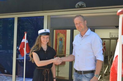 Lene Jensen er første modtager af et nyt Løvbjerg-legat, der her overrækkes af købmand Søren Brøndum. Foto: Laila Kempel ? Foto: Laila Kempel
