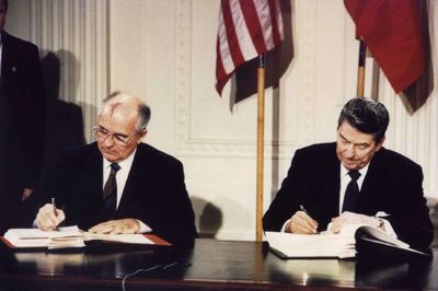 Den daværende amerikanske præsident, Ronald Reagan (t.h.), og hans sovjetiske kollega, Mikhail Gorbatjov, underskrev Intermediate-Range Nuclear Forces (INF) traktaten i Det Hvide Hus den 8. december 1987. De nuværende præsidenter for USA og Rusland - Donald Trump og Vladimir Putin - har begge trukket sig fra aftalen nu.