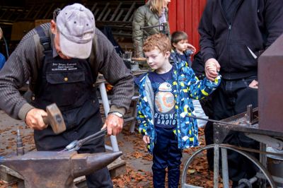 Klosterlund Museum byder på sommeraktiviteter for alle aldre. Blandt andet kan man prøve kræfter med en vifte af forskellige gamle håndværk som for eksempel smedningens kunst. ?Foto: Pr-foto