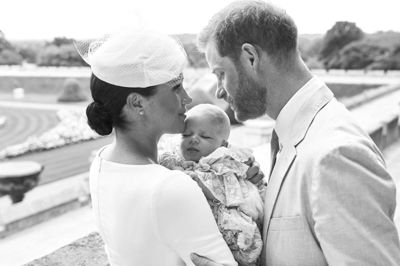 Det officielle dåbsfoto, som de stolte forældre har udsendt efter den private dåbsceremoni, viser Harry, Meghan og sønnen Archie Harrison Mountbatten-Windsor ved Windsor Castle lørdag.
