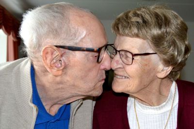 Nogle ting bliver man aldrig for gammel til - selv efter 75 års ægteskab. Ruth og Arne Hansen fejrer den 14. juli atombryllup. Foto: Laila Kempel