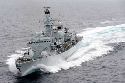 Det britiske krigsskib HMS Montrose måtte onsdag lægge sig imellem, da tre iranske skibe angiveligt forsøgte at presse en britisk olietanker ind i iransk farvand. Konflikten mellem Iran og Vesten er blusset op med flere angreb, men det får ikke umiddelbart de danske myndigheder til at ændre på sikkerhedsvurderingen for danske handelsskibe. Her ses HMS Montrose på en tidligere mission.