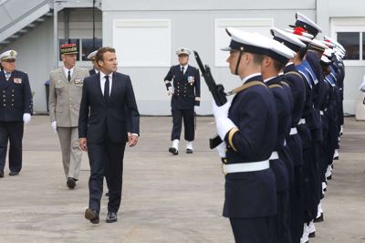 Præsident Macron skridter fronten af ved en militærceremoni på flådebasen i Cherbourg i det nordvestlige Frankrig. Det sker i anledning af, at Frankrig får leveret sin nye atomubåd, "Suffren". Det skete fredag. Lørdag meddeler han, at han nu vil have en rumkommando.
