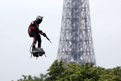 Franky Zapata, den tidligere verdensmester i jetski, stod for et af de mest spektakulære indslag ved Bastilledagens militærparade i Paris, da han susede rundt over Concordepladsen i Paris på et flyvebræt med et gevær.